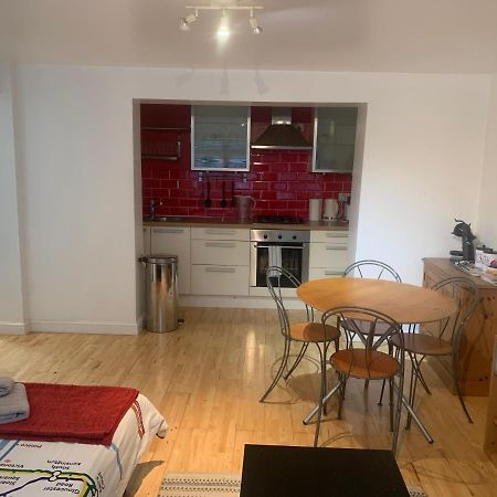 Cozy 1 Bedroom Basement Flat Лондон Екстериор снимка