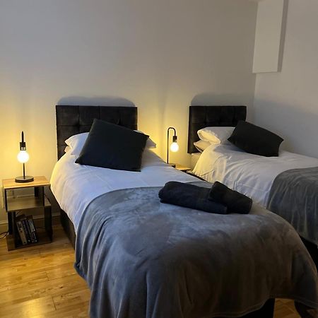 Cozy 1 Bedroom Basement Flat Лондон Екстериор снимка