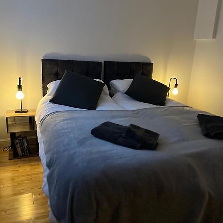 Cozy 1 Bedroom Basement Flat Лондон Екстериор снимка