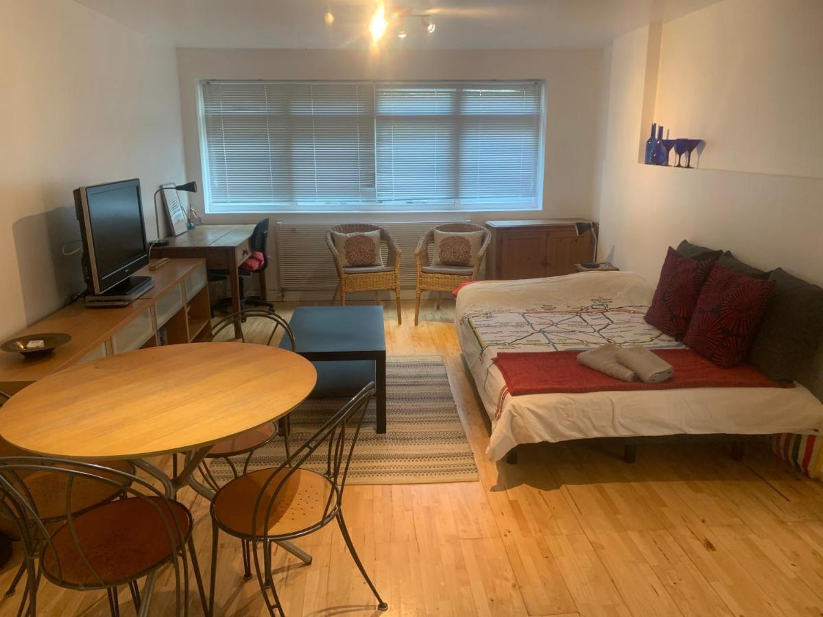 Cozy 1 Bedroom Basement Flat Лондон Екстериор снимка