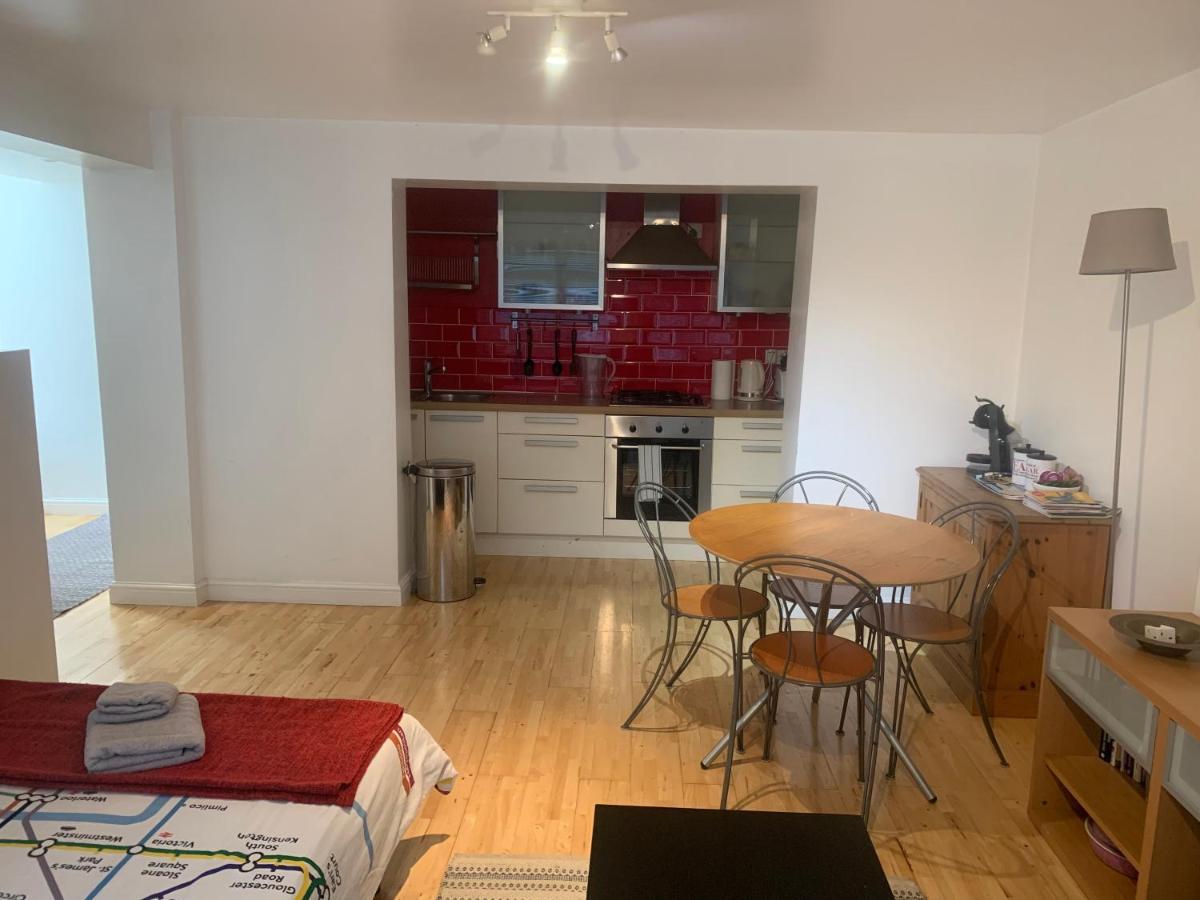 Cozy 1 Bedroom Basement Flat Лондон Екстериор снимка