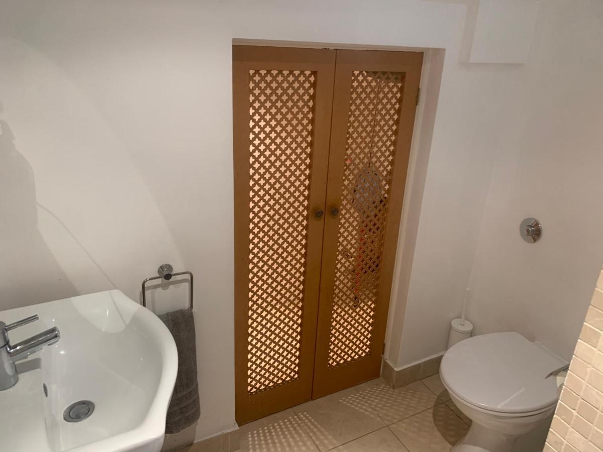 Cozy 1 Bedroom Basement Flat Лондон Екстериор снимка