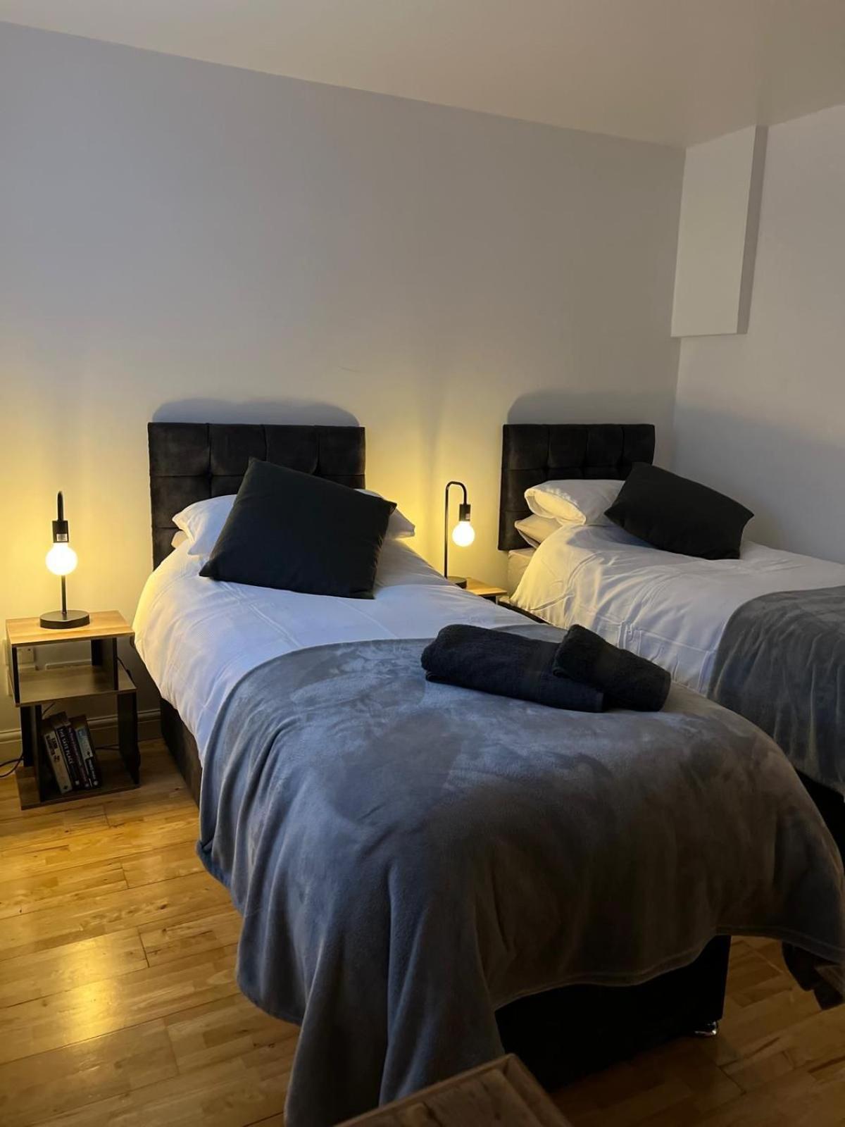 Cozy 1 Bedroom Basement Flat Лондон Екстериор снимка